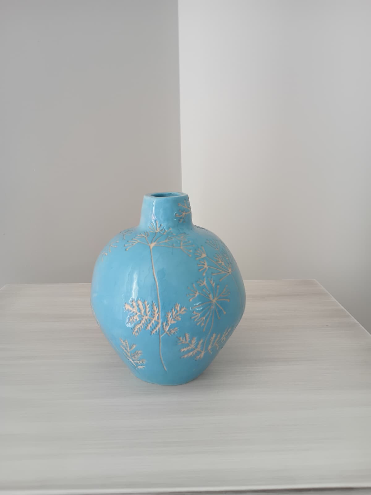 Mavi Rüya: El Kazıma Botanik Desenli Parlak Vazo